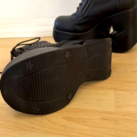 Demonia Dynamite vegan leather boots with star cut out in heel size 8 - Picture 4 of 10